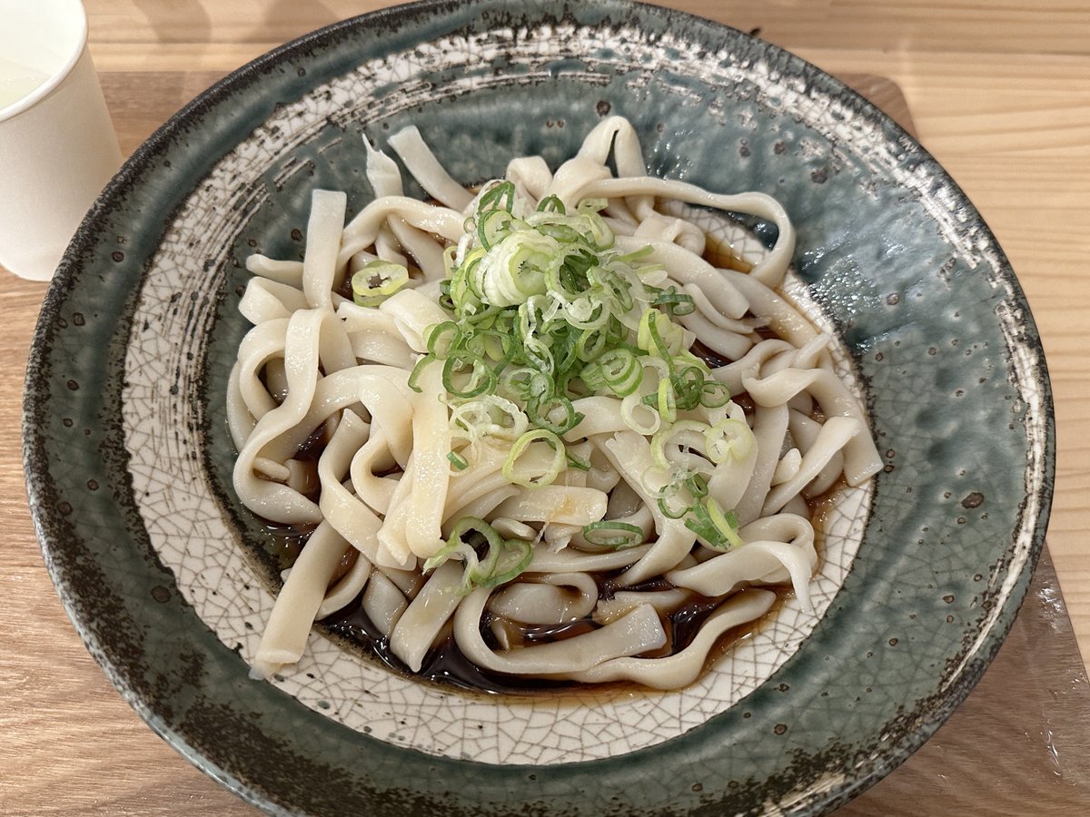 michsuzu's tweet image. 秋葉原の昭和通り口にオープンしたがっつりうどんで、ぶっかけうどん並(300円)を食べてみた。幅広麺でコシがあっておいしい

非大型チェーンなのに、最安価格帯が丸亀製麺(釜揚げ並340円)やはなまるうどん(かけ小330円)より安いのはすごい。店舗が仮設っぽいのが気になったけど、これはこれでいいかも
