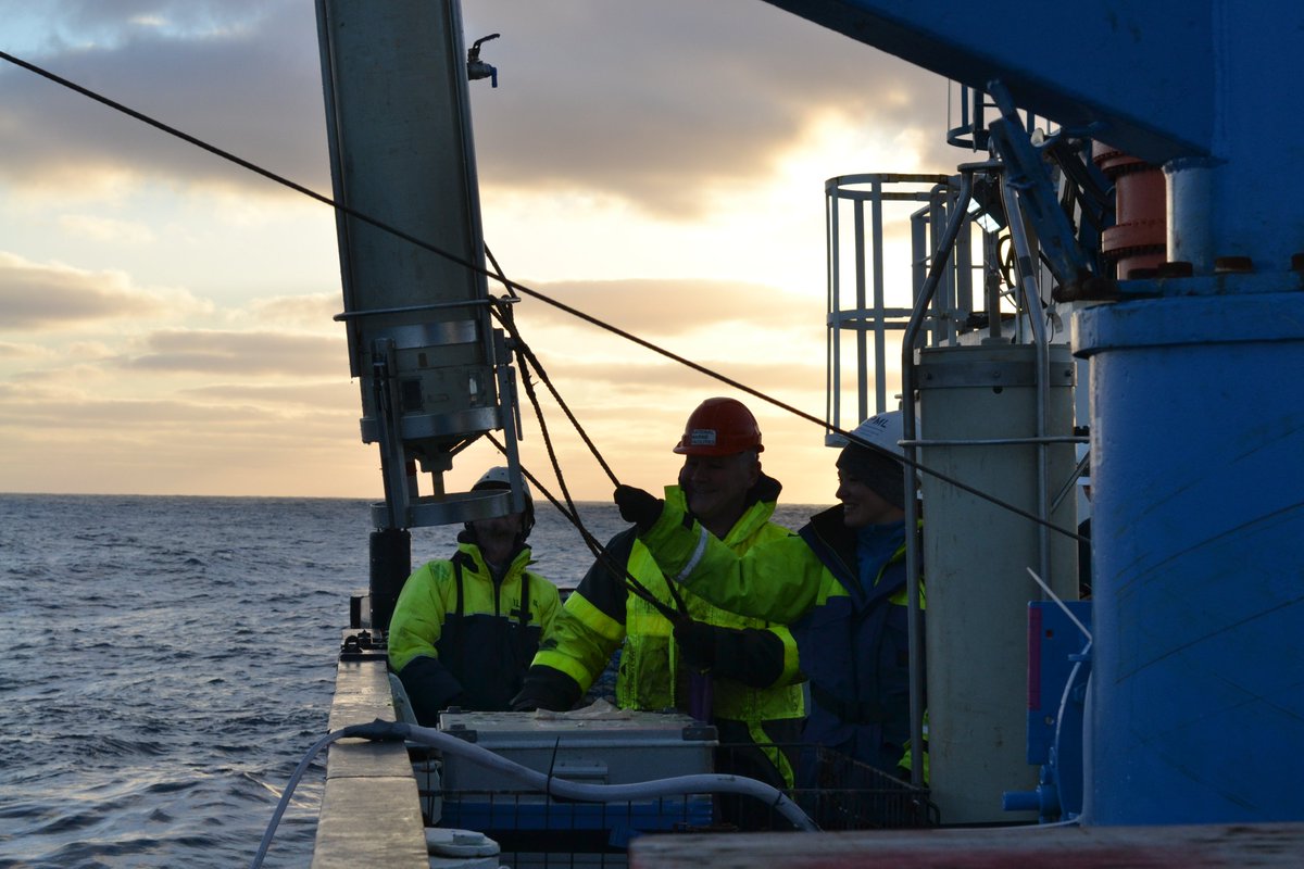 PlymouthMarine's tweet photo. PML marine biologist Dr @SaskiaRuehl is in the North Atlantic as part of the @biocarbon_nerc #JC269 expedition. She's studying "marine snow" (made up of organic detritus) and its role in the #carbon cycle. Thanks to @arianwenherbert for the action shots #marinebiology #expedition https://t.co/7pw6EoJh63