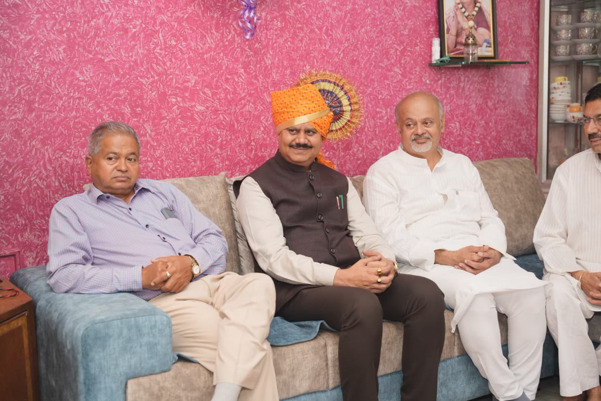 JagdishMakwana_'s tweet image. મહારાષ્ટ્રના સંગમનેર વિધાનસભાના ચૂંટણી પ્રચાર પ્રવાસ દરમિયાન પૂજ્ય આચાર્યશ્રી હર્ષવલ્લભ સૂરીશ્વરજી મહારાજ સાહેબ (સી. એમ. મહારાજ સાહેબ) ના નાના ભાઈ શ્રી ચંદ્રેશભાઈ શાહના નિવાસસ્થાને તેમના પરિવારજનો સાથે શુભેચ્છા મુલાકાત કરી

આ વેળાએ સંગમનેરના જૈન શ્રેષ્ઠીઓએ દ્રારા કરવામાં આવેલ…