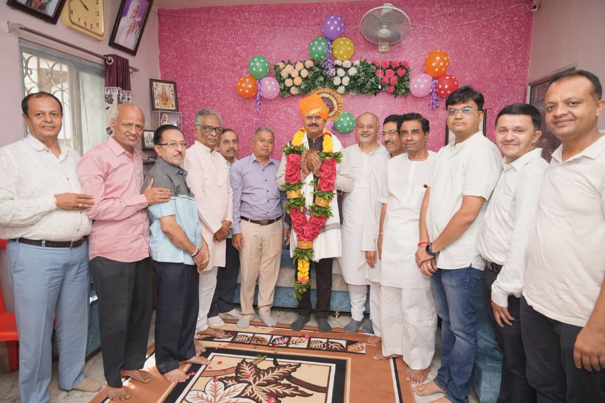 JagdishMakwana_'s tweet image. મહારાષ્ટ્રના સંગમનેર વિધાનસભાના ચૂંટણી પ્રચાર પ્રવાસ દરમિયાન પૂજ્ય આચાર્યશ્રી હર્ષવલ્લભ સૂરીશ્વરજી મહારાજ સાહેબ (સી. એમ. મહારાજ સાહેબ) ના નાના ભાઈ શ્રી ચંદ્રેશભાઈ શાહના નિવાસસ્થાને તેમના પરિવારજનો સાથે શુભેચ્છા મુલાકાત કરી

આ વેળાએ સંગમનેરના જૈન શ્રેષ્ઠીઓએ દ્રારા કરવામાં આવેલ…