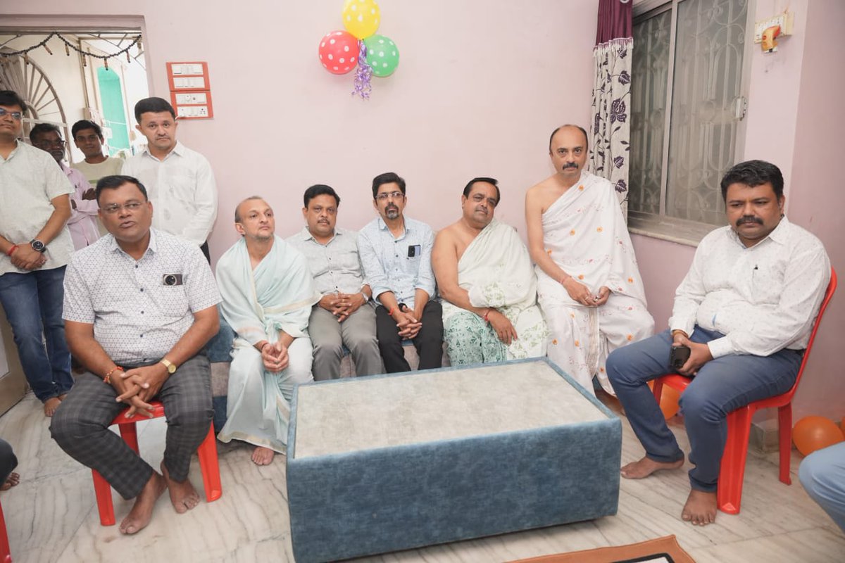 JagdishMakwana_'s tweet image. મહારાષ્ટ્રના સંગમનેર વિધાનસભાના ચૂંટણી પ્રચાર પ્રવાસ દરમિયાન પૂજ્ય આચાર્યશ્રી હર્ષવલ્લભ સૂરીશ્વરજી મહારાજ સાહેબ (સી. એમ. મહારાજ સાહેબ) ના નાના ભાઈ શ્રી ચંદ્રેશભાઈ શાહના નિવાસસ્થાને તેમના પરિવારજનો સાથે શુભેચ્છા મુલાકાત કરી

આ વેળાએ સંગમનેરના જૈન શ્રેષ્ઠીઓએ દ્રારા કરવામાં આવેલ…