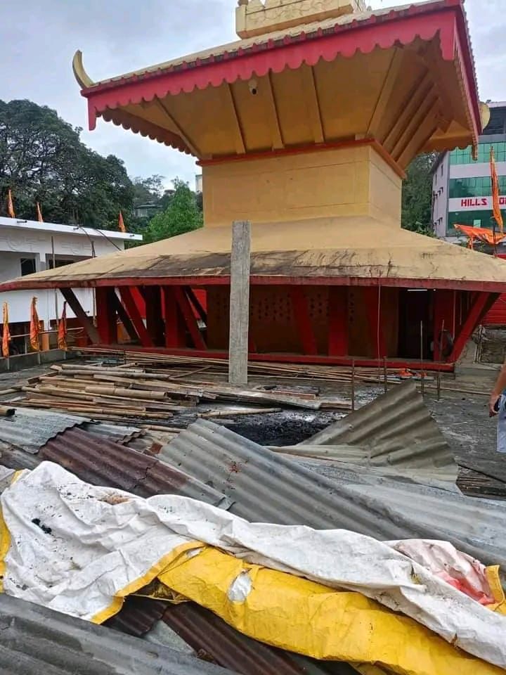 HinduVoice_in's tweet photo. Hindu temple is under attack in #Manipur.
A mandir was set ablaze by suspected #KukiTerrorists in #Senapati town (Manipur) at midnight.
These suspected #KukiTerrorists already burned and desecrated countless temples that have stood for hundreds of years.
When will this end?
#ReligiousViolence #SaveOurTemples
#SaveManipur