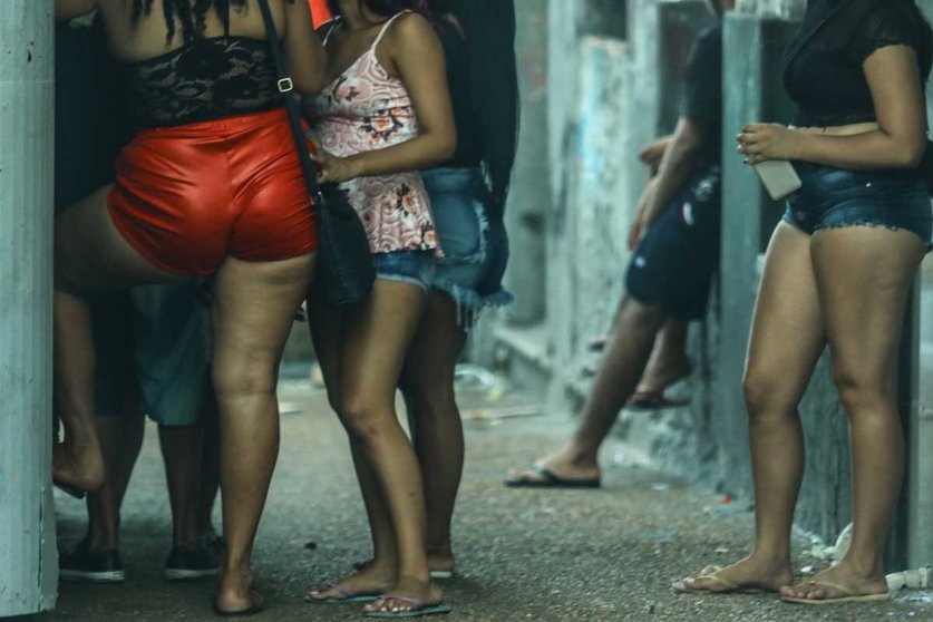 ¿Por qué la prostitución nos afecta a todas las mujeres y no solo a sus víctimas directas?

En primer lugar, porque la principal condición de posibilidad de la prostitución es garantizar que se mantenga o incremente la feminización de la pobreza. 

Abro 🧵 1/8