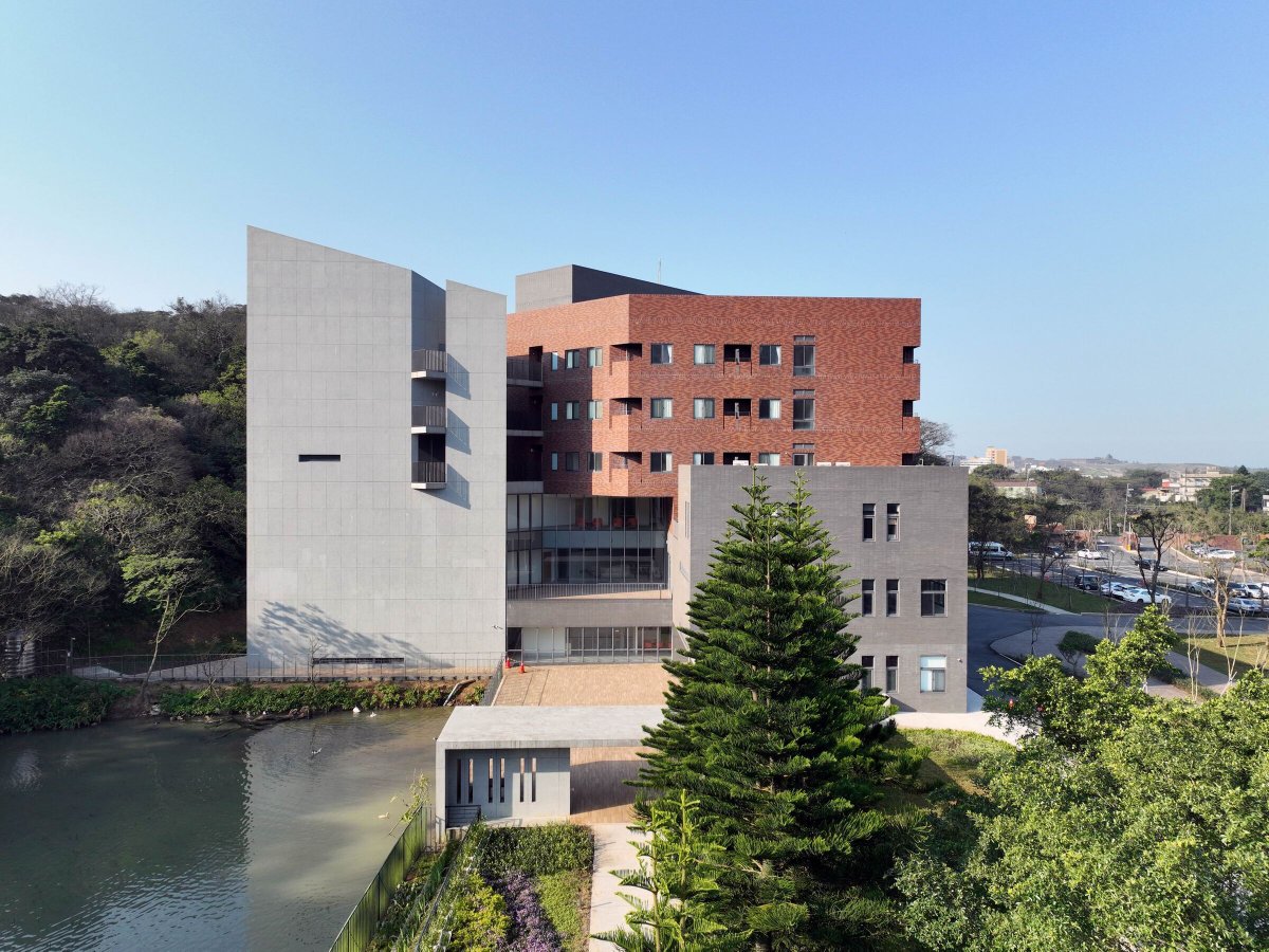 Archello's tweet image. The Suang-Lien Social Welfare Center Phase IV, by JJP Architects, features a triangular layout integrating training rooms, dormitories, and a spiritual center.
buff.ly/3MXgKpv
#SustainableDesign #ElderlyCare #CommunityArchitecture
