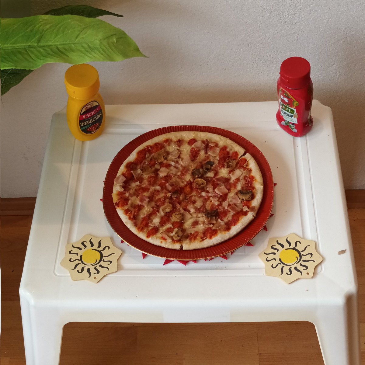 KotowskiAndre's tweet photo. Our solar kitchen 🌞👨‍🍳🤪 works great on the balcony in #Częstochowa in #Poland 🇵🇱.
Today we are serving pizza. We cooked it in the sun 🌞 using our DIY cylindrical solar cooker KotoSolarCooker. ❤️🌞🤪
#solarkitchen
#solarenergy https://t.co/Dat2w4zMEX