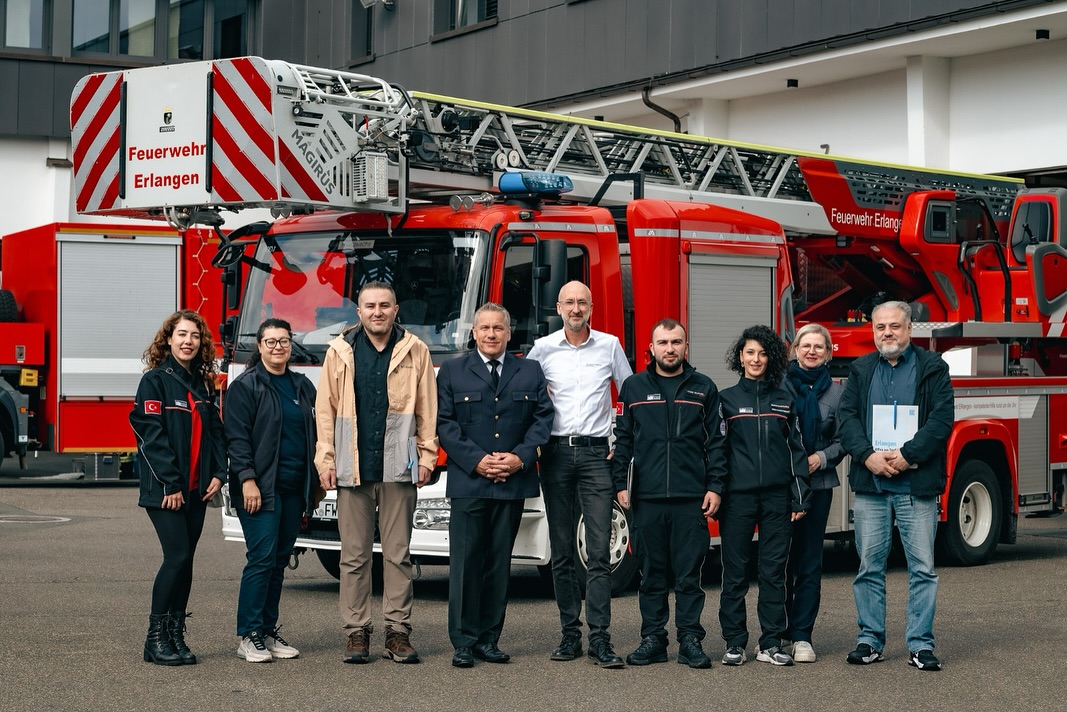FeuerwehrER's tweet photo. Die Feuerwehr #Erlangen begrüßte eine Delegation aus der türkischen Partnerstadt @BesiktasBel. Themenschwerpunkt war der #Katastrophenschutz. Nach dem Informationsaustausch ist zukünftig auch eine Zusammenarbeit bei verschiedenen Themen denkbar. https://t.co/3vPR8yFUOL