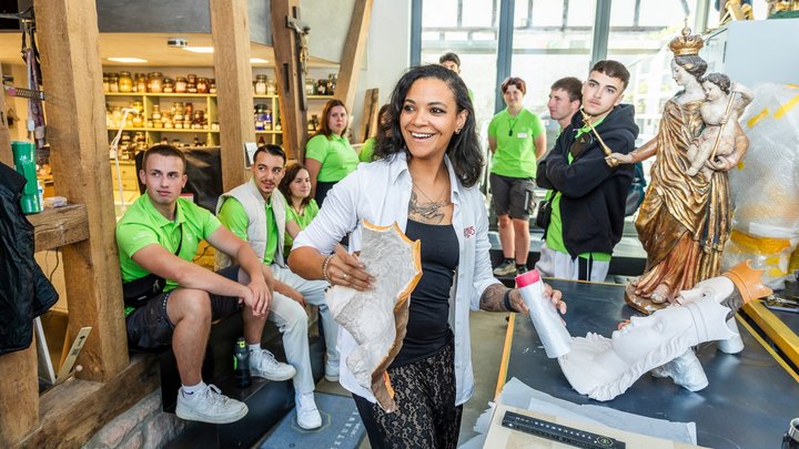 Heavy Metal Praxiscamp verbindet Theorie und Praxis
Das Heavy Metal Praxiscamp der  @Sto_Stiftung steht unter dem Motto „Tradition Meets Modern Technics“. Es  verbindet Theorie und Praxis: Angehende Malerinnen und Maler  experimentieren dabei mit shorturl.at/BmMeH