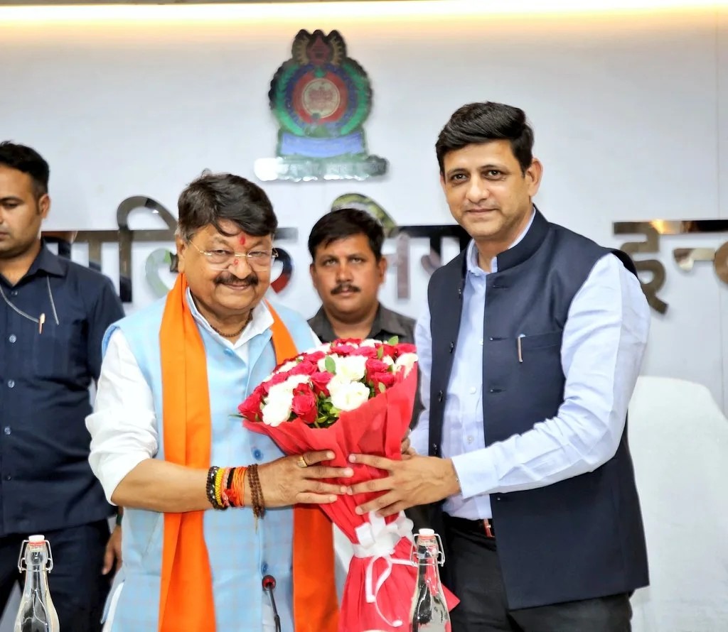 JITENDRA ABVP INDORE (@jitendra952227) on Twitter photo इंदौर महापौर परम आदरणीय बड़े भाई सहाब श्री <a href="/advpushyamitra/">Pushyamitra Bhargav</a> जी को मध्यप्रदेश महापौर परिषद् के अध्यक्ष पद पर नियुक्ति हेतु हार्दिक बधाई एवं शुभकामनाएं।
यह महत्वपूर्ण जिम्मेदारी निःसंदेह आपके उत्कृष्ट नेतृत्व और जनसेवा के प्रति समर्पण का प्रमाण है। इंदौर महापौर परम आदरणीय बड़े भाई सहाब श्री <a href="/advpushyamitra/">Pushyamitra Bhargav</a> जी को मध्यप्रदेश महापौर परिषद् के अध्यक्ष पद पर नियुक्ति हेतु हार्दिक बधाई एवं शुभकामनाएं।
यह महत्वपूर्ण जिम्मेदारी निःसंदेह आपके उत्कृष्ट नेतृत्व और जनसेवा के प्रति समर्पण का प्रमाण है।