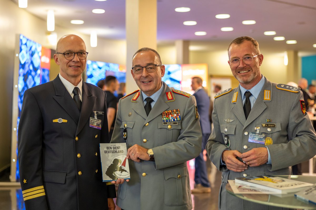 BundeswehrGI's tweet photo. #Comic-Lesetipp! Gestern konnte ich bei "#Bundeswehr im Dialog" einen Blick in den sehr gelungenen Comic "Ben dient Deutschland" von KKpt d.R. Fiedler werfen. Zurecht wird dies von der Bundesregierung unterstützt. https://t.co/oozvs0RVmS https://t.co/JeOtUyVenl