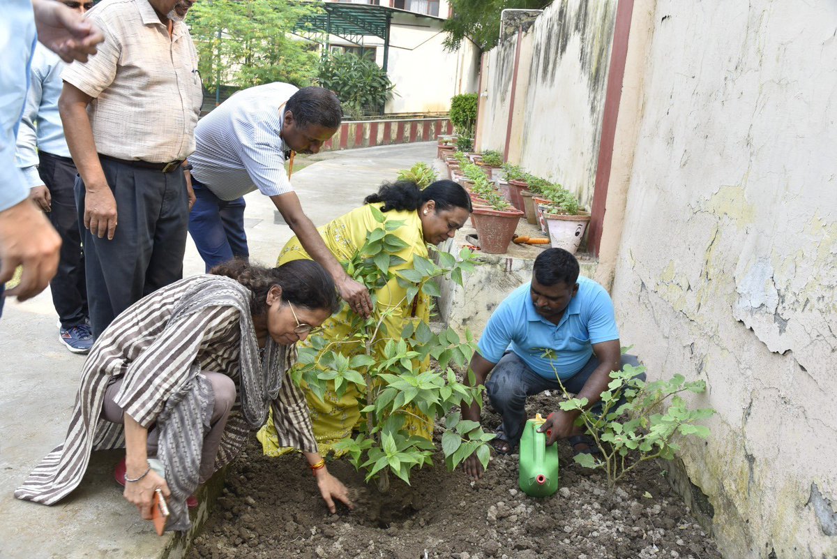 Dhana_Arumugam1's tweet photo. As a part of ‘SHS 2024’ & ‘Ek Ped Maa Ke Naam’ campaign to create awareness on cleanliness among young children at Lalit Mahajan S.V.M Sr. Sec. School, Basant Vihar a lecture was delivered on 25.09.2024. #SwachhtaHiSeva2024 #SCDPM4.0
@DrJitendraSingh https://t.co/BqOXyg4NjT