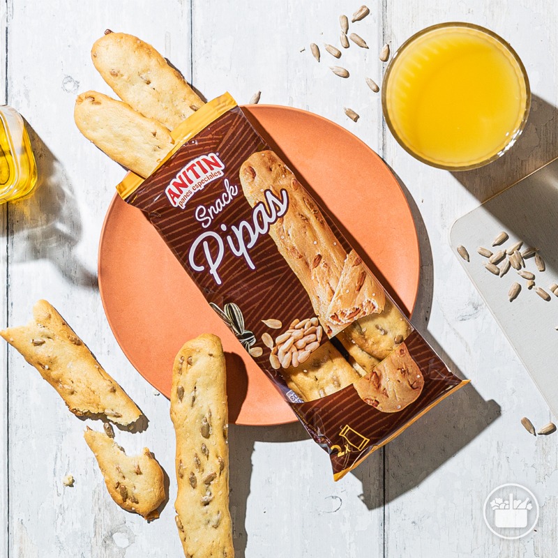 Mercadona's tweet photo. 🎒 Toma nota de estas opciones perfectas para llevar a cualquier parte. Snack pipas, barritas de cereales, quesitos en porciones y bebidas de naranja o melocotón 0% azúcares añadidos. 🧃😋