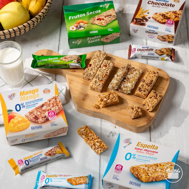 Mercadona's tweet photo. 🎒 Toma nota de estas opciones perfectas para llevar a cualquier parte. Snack pipas, barritas de cereales, quesitos en porciones y bebidas de naranja o melocotón 0% azúcares añadidos. 🧃😋