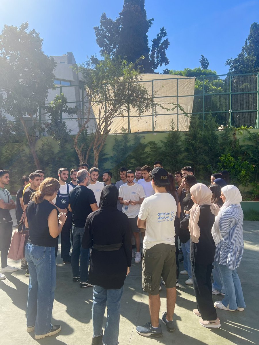 CCE_AUB's tweet photo. .@AUB_Lebanon students mobilized themselves and started volunteering to assist in aid delivery for #displaced families @OffreJoieLB https://t.co/jJO79gcH26