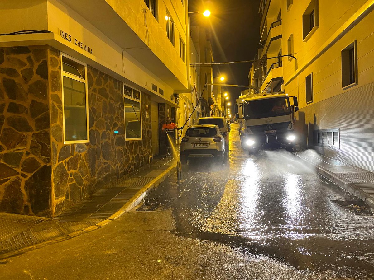 LimpiezaLPGC's tweet image. Tareas nocturnas de #baldeo 💦 manual y mecanizado en diferentes zonas de la ciudad:

💦 #Arapiles
💦 Subterráneos cono sur
💦 #Isleta c/ Inés Chemida-Faro
💦 #CuevaTorres (entrada)
💦 c/ Madreselva #LasTorres
💦 Pza. Padre Hilario #Arenales
💦 Parroquia Cristo Rey #ParqueCentral