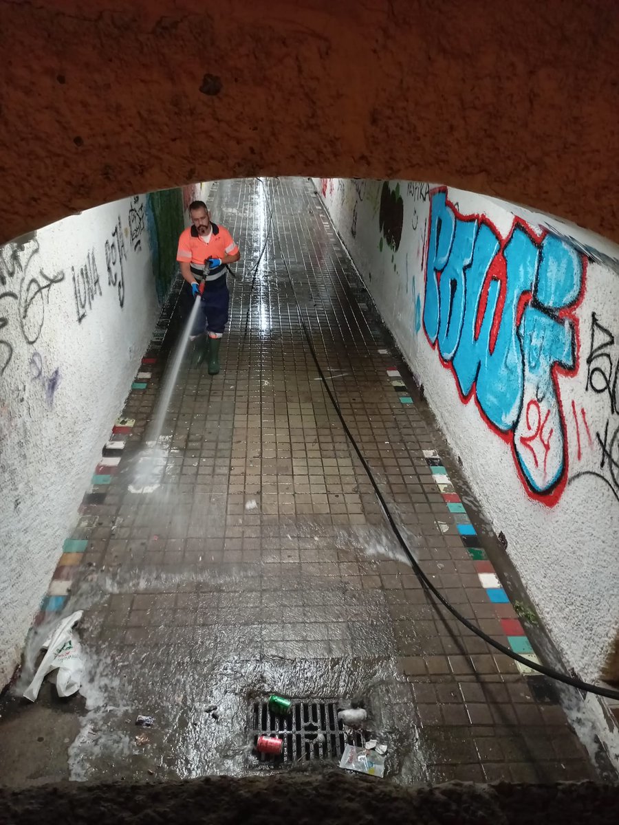 LimpiezaLPGC's tweet image. Tareas nocturnas de #baldeo 💦 manual y mecanizado en diferentes zonas de la ciudad:

💦 #Arapiles
💦 Subterráneos cono sur
💦 #Isleta c/ Inés Chemida-Faro
💦 #CuevaTorres (entrada)
💦 c/ Madreselva #LasTorres
💦 Pza. Padre Hilario #Arenales
💦 Parroquia Cristo Rey #ParqueCentral