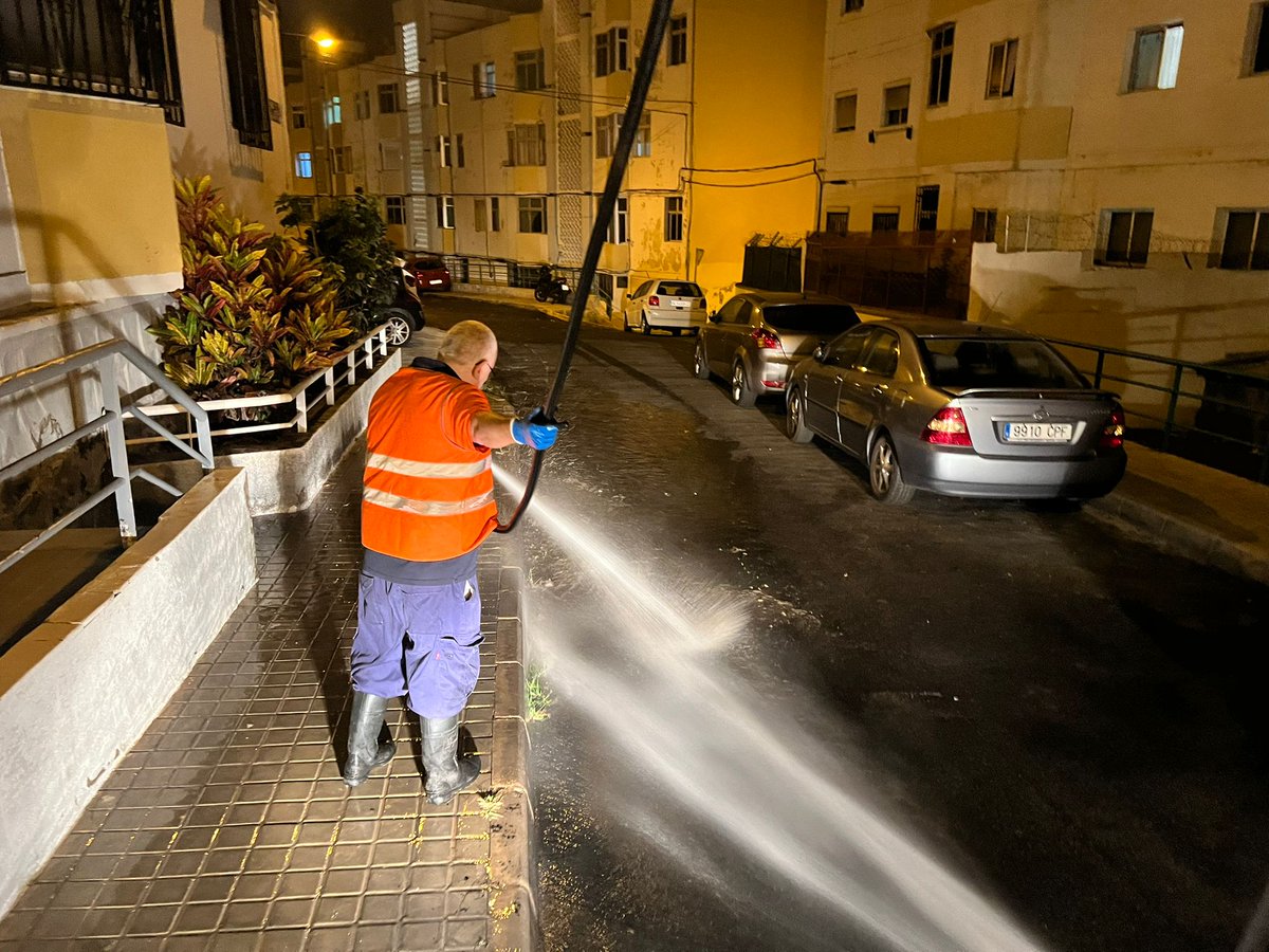 LimpiezaLPGC's tweet image. Tareas nocturnas de #baldeo 💦 manual y mecanizado en diferentes zonas de la ciudad:

💦 #Arapiles
💦 Subterráneos cono sur
💦 #Isleta c/ Inés Chemida-Faro
💦 #CuevaTorres (entrada)
💦 c/ Madreselva #LasTorres
💦 Pza. Padre Hilario #Arenales
💦 Parroquia Cristo Rey #ParqueCentral