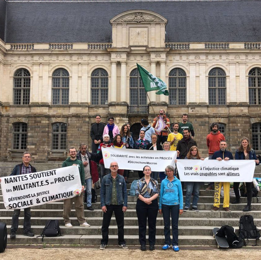 Ce mardi, Laurine, Gaëtan et Véronique étaient à la cour d'appel de Rennes pour avoir décroché le portrait d'<a href="/EmmanuelMacron/">Emmanuel Macron</a> en mairie d'Ancenis en 2019.
decrochons-macron.fr
Après un pique-nique de soutien, les activistes ont exprimé à l'audience les raisons de leur action ⤵️