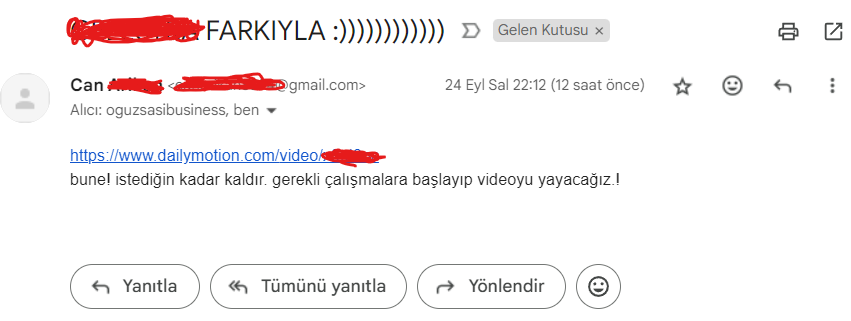 oguzsasi's tweet photo. Bir takipçim sağolsun aralarına sızarak bana bildirdi. Üzerimdeki operasyon devam ediyor şimdiden bilgilendirmek istiyorum. Hepsini kaydedip çıktı alıyorum. Videoyu izledim. Benim adımla sohbetine girip kadının göğüslerine " Oğuz Sasi " yazıp kayıt almışlar. Paylaşabilirler. bilginize. Kişi ben değilim. Hepsini kayıt aldım. Daha ne pisliklerle karşılacağız kim bilir. NOT: Kayıt aldım, arşivledim, çıktı aldım, stokladım.
Ayrıca dün akşam da Can isimli biri bana " Çocukları seviyoruz. " ( Vaktinde Oyunları Seviyoruz' u kurmuştum o dönem grubumuz varken söyledim videoda. Bir de çocukları sevmek de mi suç saçmalığın nirvanasına gel komedi... ) İkincisi biliyorsunuz o dönem Twitter Oyunları Seviyoruz grubumuza " Dayama döşeme dayama döşeme " diye çocuklarla alakasız kendimce eğlendiğim 3 5 saniyelik yere düşme videolarım vardı belki bulur eklersiniz alta. Ben de Battlefield alamayan takipçilerimi ezen alabilen takipçilerime " Saygısızlık terbiyesizlik yapmayın! " diye kızıp video başında Çocukları seviyoruz. Çocuklara dayama döşeme yapıyoruz! " demişim. Bu da bana " PEDO! Seni karakola verdik! " diye sülük kadar aklıyla mail yollamış. Al açıklamamı yaptım. Şimdi nereye gidersen git kolay gelsin. Videonun orijinali Youtube kanalımda GİZLİ olarak tutuluyor. Gerekirse açarız. Beni yüzbinler herkes kişiliğimi bilir. Size yüz verende kabahat. Yayınlarıma devam. ( NOT: Bu tweet' de çıktı alındı mailler ve videolarla dahil. Hepsi stoklanıyor bir usb' ye ve kağıtlara. ) Nelerle uğraşıyoruz. Devletin karakolunu polisini nelerle uğraştırmışlar yaptılarsa hey Allahım yarabbim... NOT: Kayıt aldım, arşivledim, çıktı aldım, stokladım.