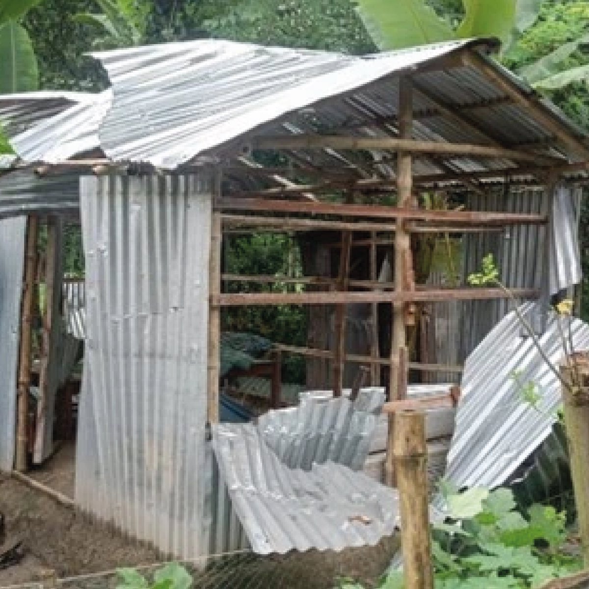 Tapon Sarkar (42) woont met zijn vrouw, drie kinderen en vader in #Bangladesh. Zijn vader is bijna blind, omdat hij vanwege zijn geloof werd aangevallen. Een groep islamitische extremisten viel het huis van de familie aan (foto) omdat het een plek is van gebed voor christenen.