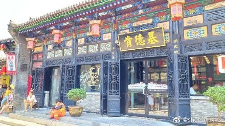 manyapan's tweet photo. KFC often adapts its restaurants’ style to the local environment. The photo I took was in Chengde, but you can also find examples in  Suzhou, Pingyao and other places. https://t.co/vFkq8gIAqs
