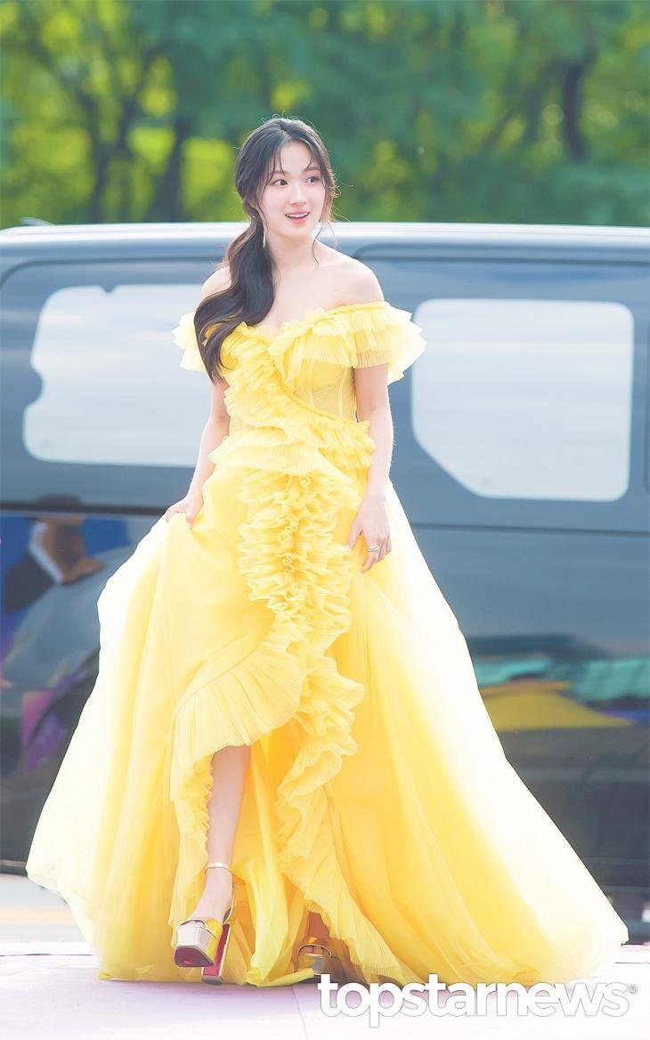 thealterego0's tweet photo. THIS SHOT OMG! HYEYOON IS SOOO DISNEY PRINCESS CODED, SHE'S LITERALLY BELLE 💛#kimhyeyoon #김혜윤 https://t.co/zZkLbPvw2m