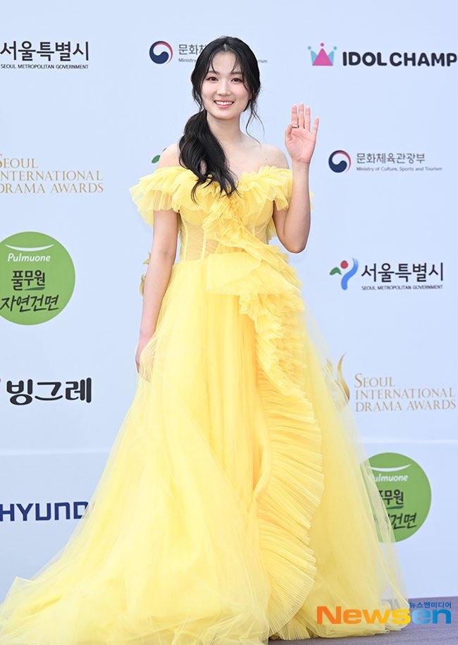 kdrama_menfess's tweet photo. •KDM• KIM HYEYOON AT RED CARPET SEOUL DRAMA AWARDS 2024 https://t.co/RahC1uIHIY