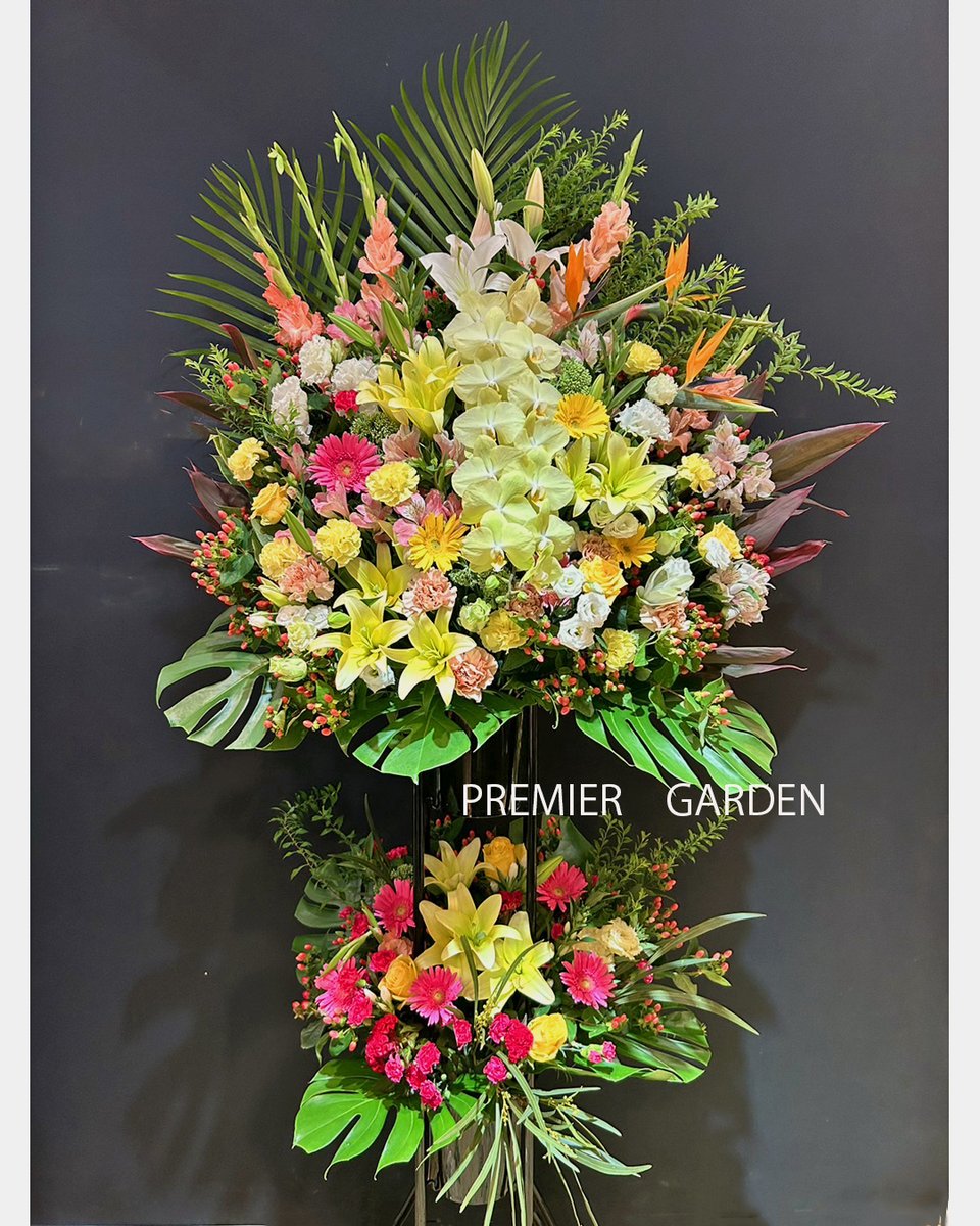 premiergarden_'s tweet photo. 華やかさと上品さを兼ね備えた豪華な2段スタンド花。 クリーム色の胡蝶蘭と黄色の花々が織りなす特別な一品。イベントをさらに彩ります。 https://t.co/mbkKEitGsJ