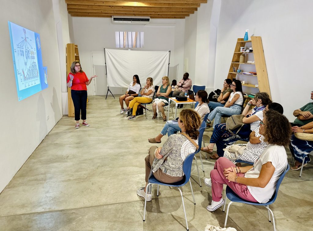 orgmater's tweet photo. Famílies de diferents serveis
d'@orgmater
van participar en la xerrada
de la doctora Reina Lladó,
organitzada pel #SEPAP.

Les famílies
van endur-se informació
per abordar
el desenvolupament sexual
dels seus fills adolescents.

⬇️ Més informació:
https://t.co/AOjxTI7TxT
#SOMMater https://t.co/2TkN7flc7U