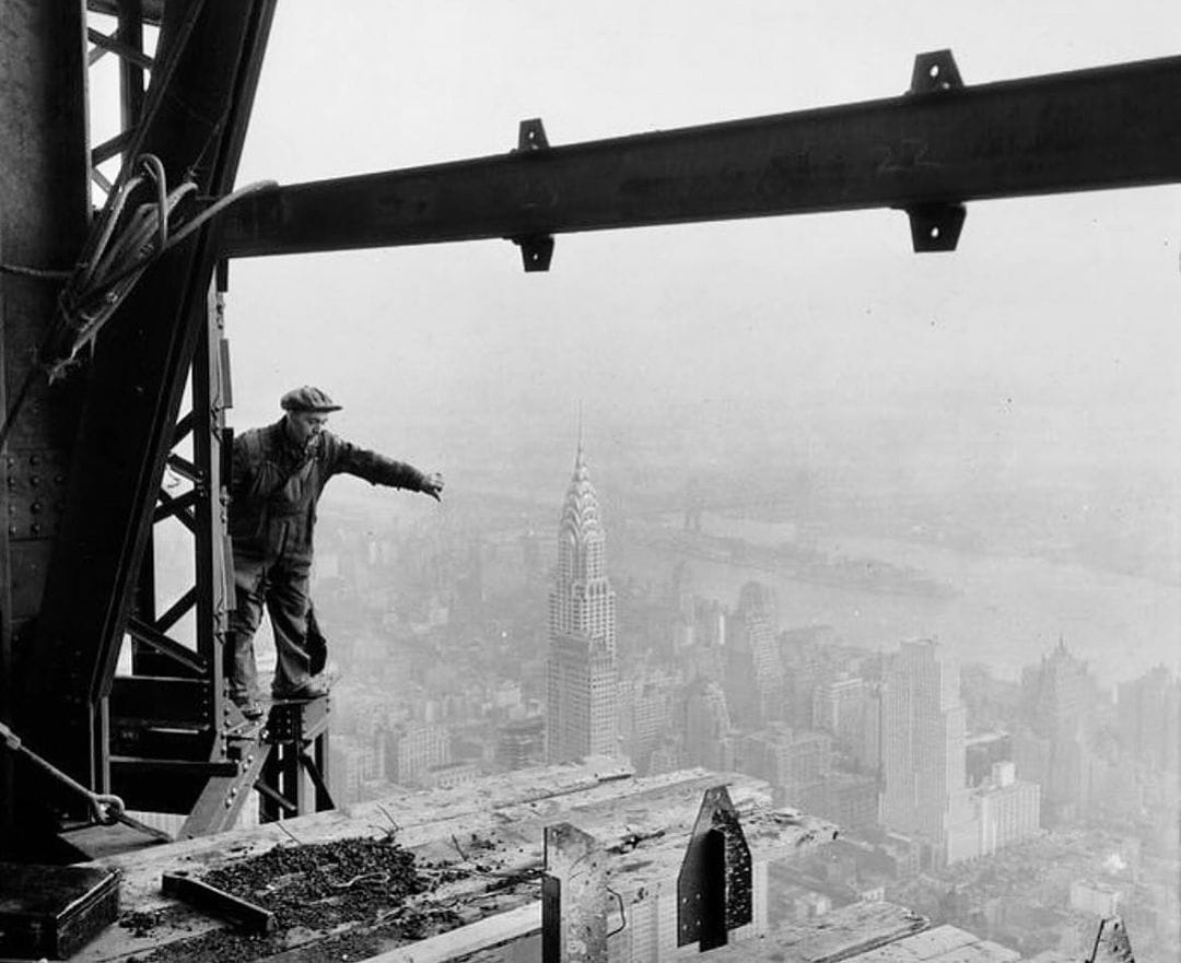 Woodward_SHE's tweet image. Historic #WorkAtHeight ~ Worker atop the nearly completed Empire State Building. The Chrysler Building and Daily News building can be seen in the distance, 1931