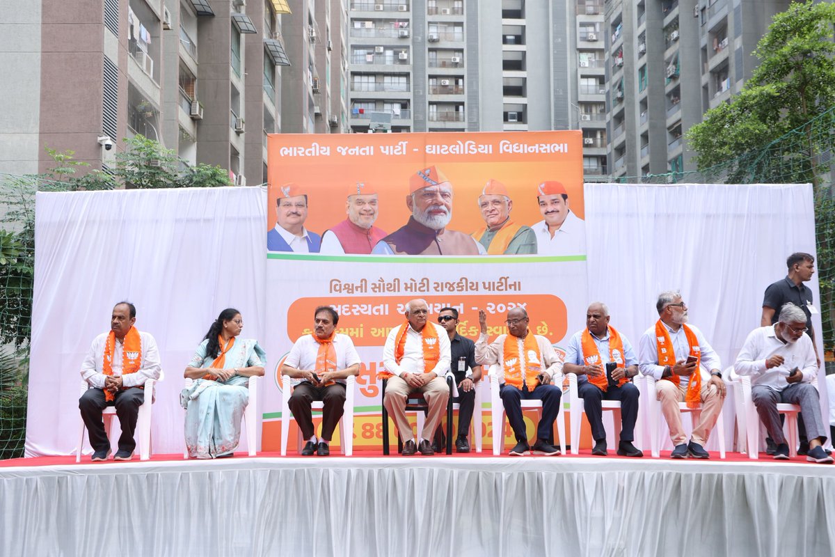 Bhupendrapbjp's tweet photo. ભારતીય જનતા પાર્ટીના સદસ્યતા અભિયાન 2024 અંતર્ગત આજે મારા ઘાટલોડીયા વિધાનસભા ક્ષેત્રમાં પ્રગતિશીલ વિચારધારા ધરાવતા નાગરિકો ભાજપમાં જોડાયા. પક્ષના કર્મઠ સાથીઓની ઉપસ્થિતિમાં આ અવસર રાષ્ટ્રભાવનાથી સભર બની રહ્યો.

ભાજપા વિકાસની રાજનીતિ પર ચાલતી પાર્ટી છે. “રાષ્ટ્ર પ્રથમ” એ અમારો સિદ્ધાંત છે પણ છે અને સંકલ્પ પણ છે.

આજે માનનીય વડાપ્રધાન શ્રી @narendramodi જી ના નેતૃત્વમાં ભારત વિકસિત રાષ્ટ્ર બનવાના માર્ગે ઝડપથી આગળ વધી રહ્યું છે, ત્યારે દરેક વયજૂથના નાગરિકોમાં ભાજપામાં જોડાવા માટેનો ઉત્સાહ જોઈને ખૂબ આનંદની લાગણી થાય છે.

@BJP4India
@BJP4Gujarat
#SadasyataAbhiyan2024
