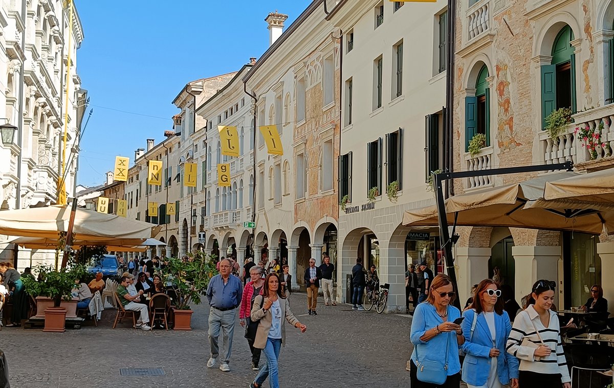 Anche quest'anno non potevamo proprio mancare a <a href="/pordenonelegge/">pordenonelegge.it</a> 💛📚 Ecco un nostro breve racconto della ricchissima 25esima edizione --> 
lachiavedisophia.com/pordenonelegge…

#pordenonelegge #libri #letteratura #filosofia