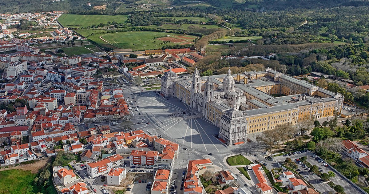Built in the 18th century, the architectural complex of #Mafra (palace, convent and basilica), listed by #UNESCO as World Cultural Heritage, is the most important Portuguese baroque monument. bit.ly/4eA5kE6 1/3
#visitportugal #portugal #LisbonRegion #Culture