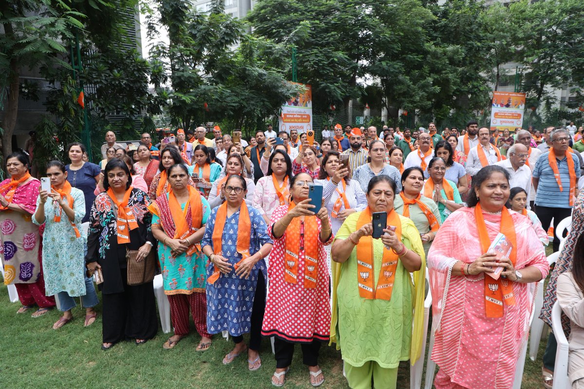 Bhupendrapbjp's tweet photo. ભારતીય જનતા પાર્ટીના સદસ્યતા અભિયાન 2024 અંતર્ગત આજે મારા ઘાટલોડીયા વિધાનસભા ક્ષેત્રમાં પ્રગતિશીલ વિચારધારા ધરાવતા નાગરિકો ભાજપમાં જોડાયા. પક્ષના કર્મઠ સાથીઓની ઉપસ્થિતિમાં આ અવસર રાષ્ટ્રભાવનાથી સભર બની રહ્યો.

ભાજપા વિકાસની રાજનીતિ પર ચાલતી પાર્ટી છે. “રાષ્ટ્ર પ્રથમ” એ અમારો સિદ્ધાંત છે પણ છે અને સંકલ્પ પણ છે.

આજે માનનીય વડાપ્રધાન શ્રી @narendramodi જી ના નેતૃત્વમાં ભારત વિકસિત રાષ્ટ્ર બનવાના માર્ગે ઝડપથી આગળ વધી રહ્યું છે, ત્યારે દરેક વયજૂથના નાગરિકોમાં ભાજપામાં જોડાવા માટેનો ઉત્સાહ જોઈને ખૂબ આનંદની લાગણી થાય છે.

@BJP4India
@BJP4Gujarat
#SadasyataAbhiyan2024