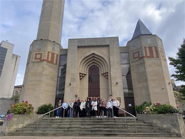 Year 4 Primary + PGDE RME Group 2 had a really interesting visit to the Edinburgh Central Mosque <a href="/EdCentralMosque/">Edinburgh Central Mosque</a> yesterday morning. Grateful thanks to the community imam for a really informative visit. Thanks to Louise and Kieran for accompanying. @EdinInterfaith <a href="/_L_McGlynn/">Louise McGlynn</a>