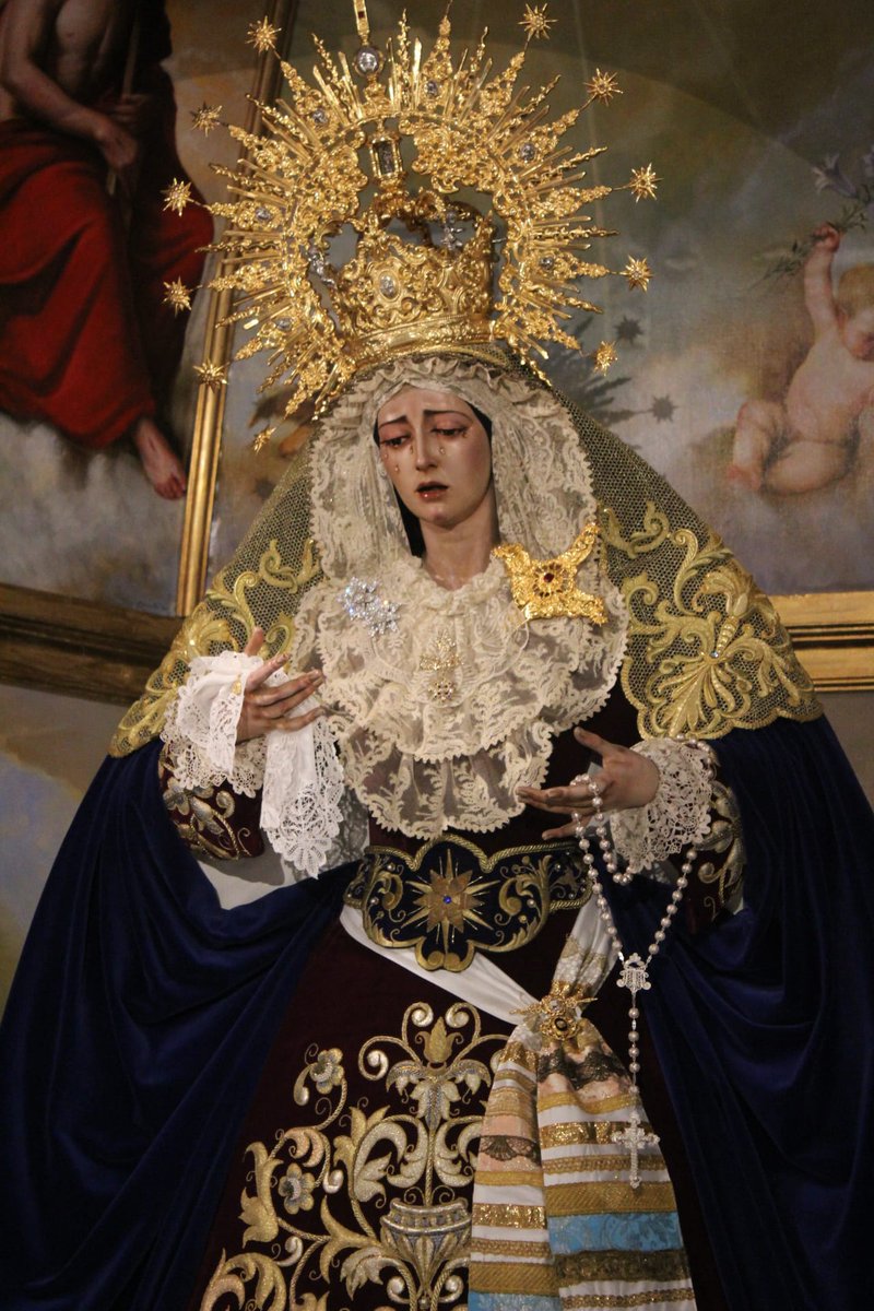 Hdad_Estrella's tweet photo. Así se encuentra Nuestra Señora de la Estrella tras sus solemnes cultos.
Para esta ocasión la Santísima Virgen porta la corona de los Ríos, saya burdeos en aplicación bordada del taller de Pérez Artés, toca de sobremanto bordada en oro por Alberto Vico y manto de terciopelo azul. https://t.co/yWSzw3TnBG
