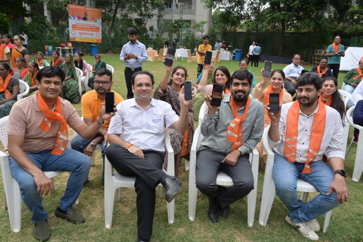Bhupendrapbjp's tweet photo. ભારતીય જનતા પાર્ટીના સદસ્યતા અભિયાન 2024 અંતર્ગત આજે મારા ઘાટલોડીયા વિધાનસભા ક્ષેત્રમાં પ્રગતિશીલ વિચારધારા ધરાવતા નાગરિકો ભાજપમાં જોડાયા. પક્ષના કર્મઠ સાથીઓની ઉપસ્થિતિમાં આ અવસર રાષ્ટ્રભાવનાથી સભર બની રહ્યો.

ભાજપા વિકાસની રાજનીતિ પર ચાલતી પાર્ટી છે. “રાષ્ટ્ર પ્રથમ” એ અમારો સિદ્ધાંત છે પણ છે અને સંકલ્પ પણ છે.

આજે માનનીય વડાપ્રધાન શ્રી @narendramodi જી ના નેતૃત્વમાં ભારત વિકસિત રાષ્ટ્ર બનવાના માર્ગે ઝડપથી આગળ વધી રહ્યું છે, ત્યારે દરેક વયજૂથના નાગરિકોમાં ભાજપામાં જોડાવા માટેનો ઉત્સાહ જોઈને ખૂબ આનંદની લાગણી થાય છે.

@BJP4India
@BJP4Gujarat
#SadasyataAbhiyan2024