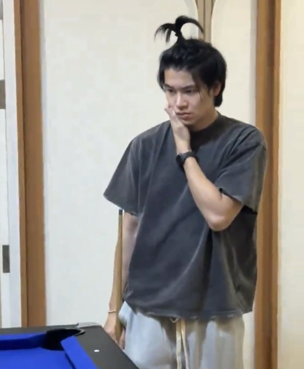 ชอบหยิ่นร่างนี้อะ ดีเอนเอหนุ่มวิดวะชัดมาก ถูกต้องๆๆๆ ตอนฮีอยู่หอกะเพื่อนก็ร่างฟีลๆนี้ เล่นพูลด้วยเนี่ย ใครจะไม่ชอบอะ พี่หยิ่นวิดวะคอม ของดีมศว.องครักษ์คับ 😭😭😭😭