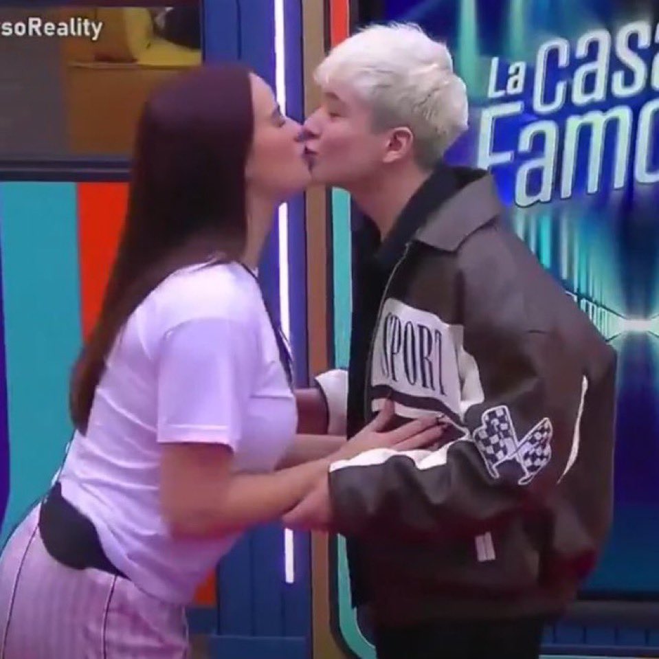 VictorNievesG's tweet photo. David Bozzo: Gala fuiste mi primer beso y no me acuerdo y si no me acuerdo no pasó… para que me acuerde tiene que pasar😏

*se besan 😮

Nada perdido el chaval 😂

#LaCasaDeLosFamososos
#LaCasaDeLosFamosososMx2 
#LCDLFMX #LCDLFMX2 #TeamMar https://t.co/xRThqDfqYr