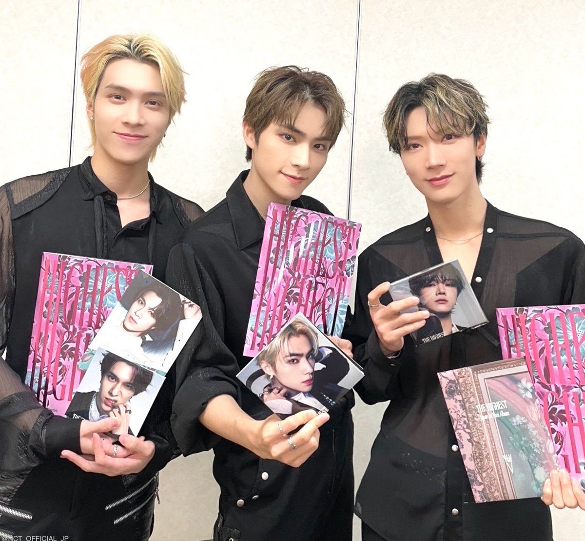 NCT_OFFICIAL_JP's tweet photo. WayV Japan 1st Mini Album『The Highest』本日発売👏🏻

#WayV #威神V
#GoHigher #WayV_GoHigher
#TheHighest #WayV_TheHighest 

🎧https://t.co/ulxUVldcdy
💿https://t.co/HZMyD92Ceo https://t.co/25IMhn1Ipg