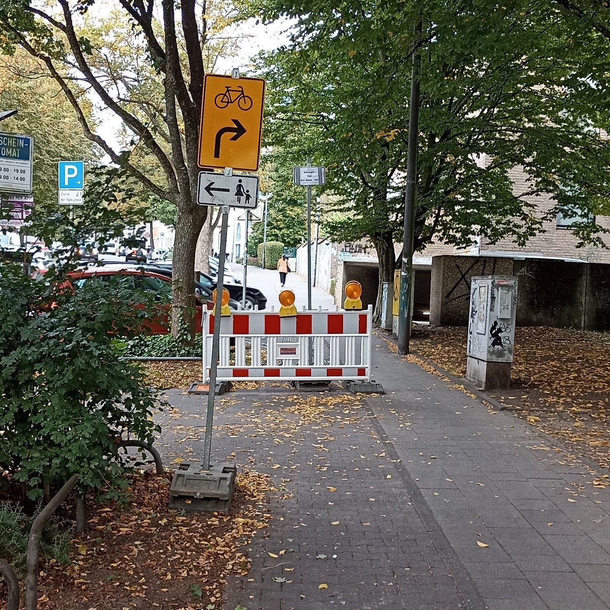 KaiserYps's tweet photo. Radweg gesperrt,
aber es ist eine             Die
Umleitung                       Umleitung:
ausgeschildert. 🤗                 🫠 https://t.co/oRTsHX0seX