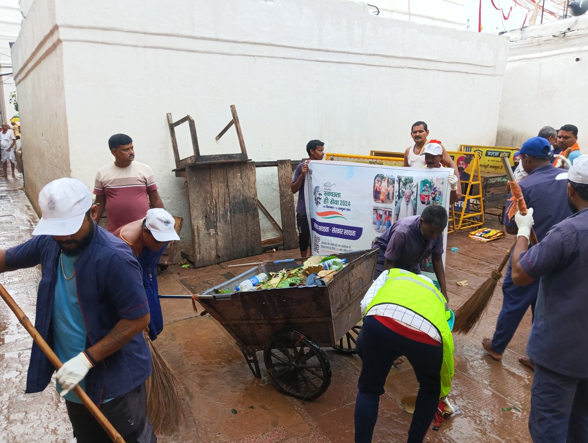 स्वच्छता ही सेवा के तहत धार्मिक स्थल में विशेष सफाई करते हुए
<a href="/SwachhBharatGov/">Swachh Bharat Urban</a>, <a href="/SwachhBharat/">Swachh Bharat Mission - Grameen</a>,
<a href="/MoHUA_India/">Ministry of Housing and Urban Affairs</a>, <a href="/MoJSDDWS/">Department of Drinking Water & Sanitation (#DDWS)</a> &amp; #SHS2024, #SwabhavSwachhata,
#SanskaarSwachhata, #SwachhataHiSeva2024