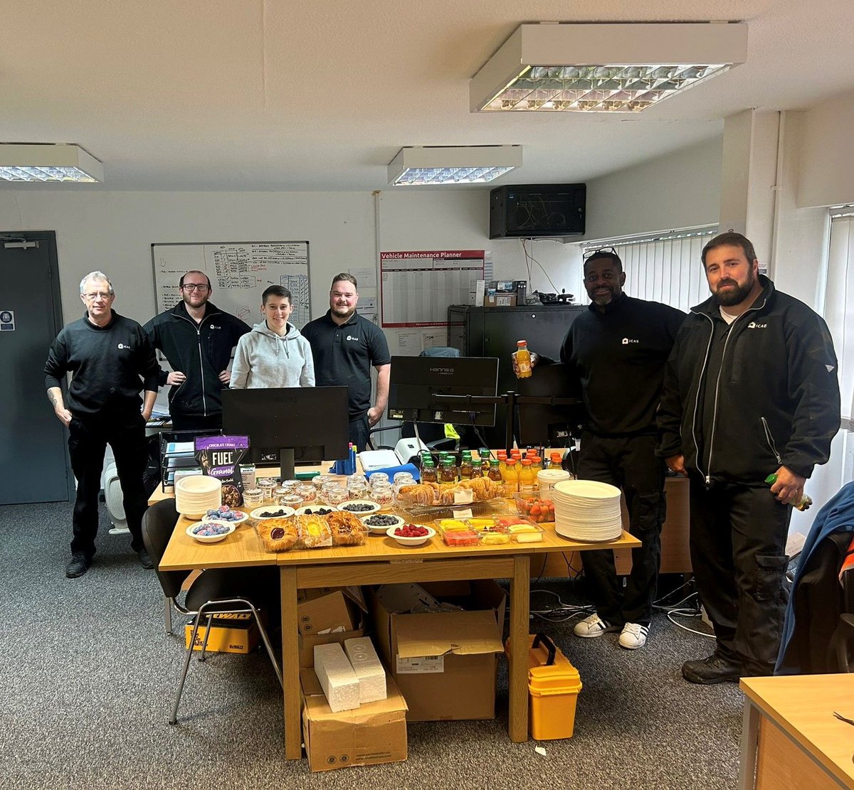 ICAB_team's tweet photo. 🥣 On this wet &amp; windy morning, Sophie Walker-Craig, ICAB's Office Manager visited the @ICAB_team  POD warehouse for a #wellnesswednesday breakfast.
💬 It's great to catch up with colleagues -
🙏 We are lucky to have such a great team at ICAB PODs. Enjoy guys and thank you! https://t.co/lY9PBrUFXR