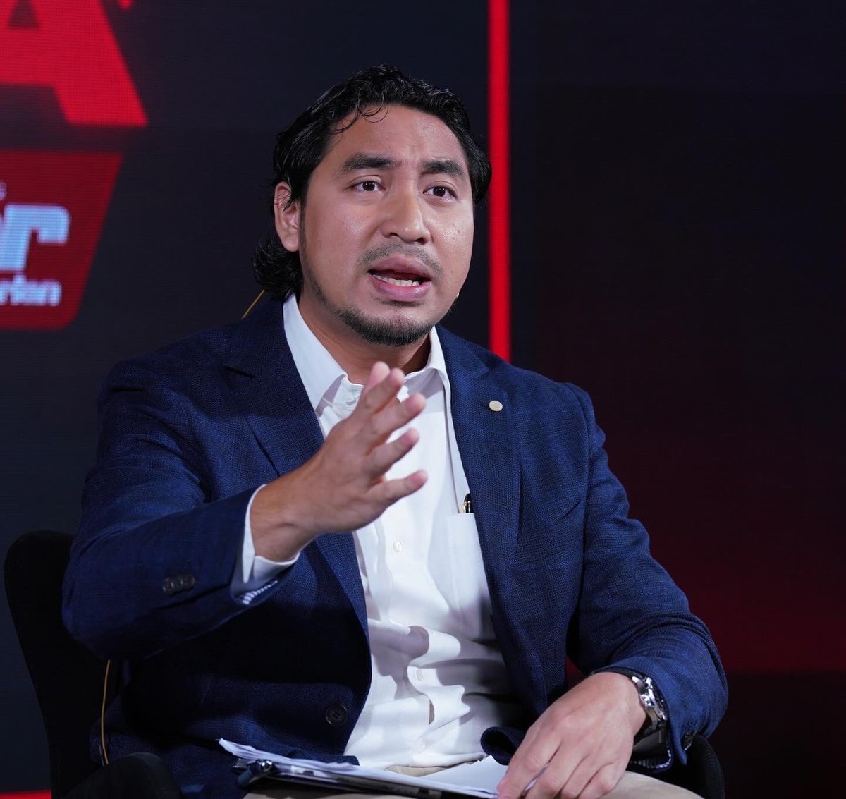 wanfayhsal's tweet photo. Hujah utama saya dalam Wacana Sinar semalam:

1. Perikatan Nasional menuntut janji daripada manifesto Pakatan Harapan iaitu peruntukan sama rata kepada semua ahli parlimen.

2. Kenapa kerajaan hari ini perlu ada pertimbangan dalam isu peruntukkan walhal kerajaan hari ini kuat, mempunya 2/3 sokongan. MOU ini bukan CSA ala zaman DS Ismail Sabri yang lebih jujur dan ikhlas dalam merangkanya bersama. 

3. Keseluruhan dokumen MOU ini dilihat seperti "political capitulation" iaitu percubaan untuk menekan pembangkang mengaku kalah kepada kerajaan. Memang sengaja ditawar syarat2 yang pasti ditolak oleh PN. 

4. Perikatan Nasional mahukan institusikan "reform" untuk ahli parlimen bukan hanya mengikut selera pemerintah.

5. Perikatan Nasional hanya mahu mengetahui ke mana dan di mana dana bantuan pembangunan parlimen pembangkang atau kata lain perlu ada audit berkenaan dana bantuan pembangunan parlimen.

6. Politics is who gets what, how and when. Jelas kerajaan Madani tak mahu beri keadilan kepada pembangkang!

7. Jangan teruskan politik zaman Barisan Nasional yang kuno seperti ahli parlimen susah untuk memasuki kawasan sekolah.

8. Syarat-syarat MOU seperti syarat-syarat Puteri Gunung Ledang kepada Sultan Mahmud. Memang niat tak nak bagi! 

9. Banyak butiran MOU ini bertujuan "like a backdoor way to rewrite constitution" seperti mengiktiraf semangat dan unsur ICERD. Ini jelas perangkap!

 10. The MOU is designed to oppress and surpress opposition - clearly unconstitutional and demeaning to Malaysia’s parliamentary democracy as argued by a real reformist PKR MP YB @hakarim_51!