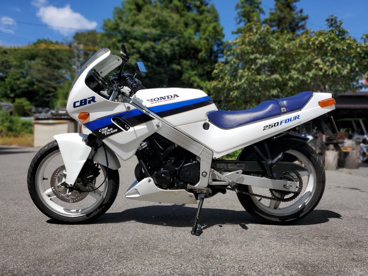 AyumuautoshopA1's tweet photo. 古めかしいのも今見るとなんだか新鮮😊
カムギヤトレーンの
ホンダ CBR250four
1986年モデル
オプションアンダーカウル付
ノーマルで珍しい中古車入荷~✨
#水冷 #四気筒
#スポーツマシン
#ホンダ #45ps https://t.co/gfXxk2tY53