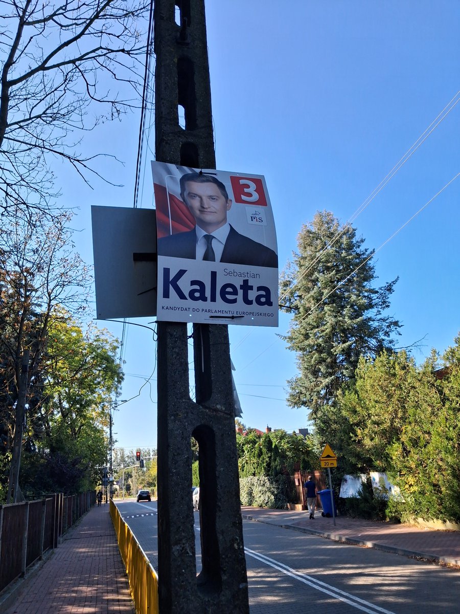 DarekRusajczyk's tweet photo. Panie @sjkaleta  , kiedy wreszcie zdejmie Pan swój plakat, przestanie zaśmiecać przestrzeń publiczną i uprzykrzać życie mieszkańcom swoim wizerunkiem? Jeśli nie ma Pan kalendarza, to przypominam że od wyborów minęły 4 miesiące. Ps. Pruszków, ul. Mostowa. Foto dzisiaj. https://t.co/bjEF9aOAoM