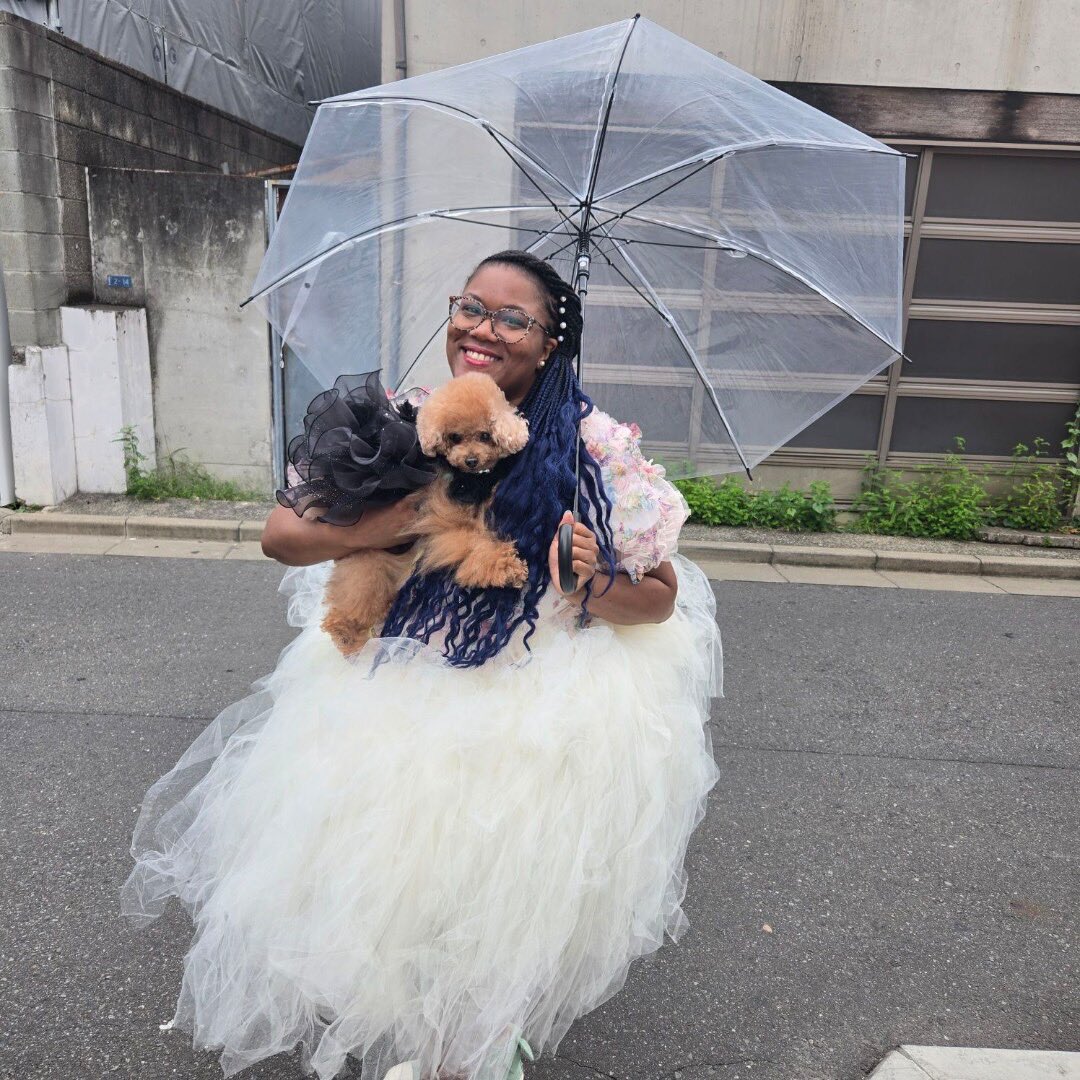 rocktj2016's tweet image. あいにくの雨なんですが今日はお客さんの誕生日。
彼女が日本の旅行で一番楽しみにしていたプレゼントはこちら。

世界の音楽ファンの夢を叶えるツアーです。

#billyrrom
#Billyrrom_WiND 

#jrocktours
#musictour