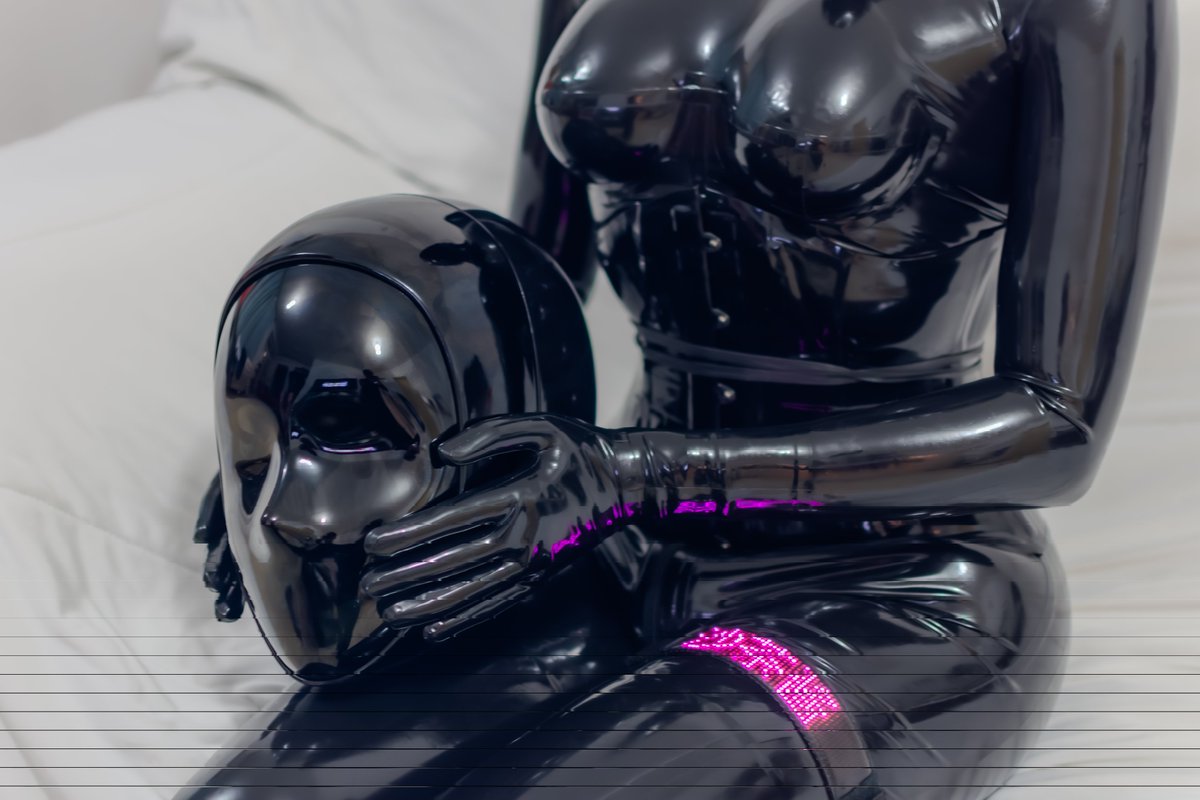 百搭的经典黑色伪娘款
性感返图：<a href="/sacha_slontia/">沙茶酱-sacha</a> 
#RubberBunny #rubber #latexfashion #latex