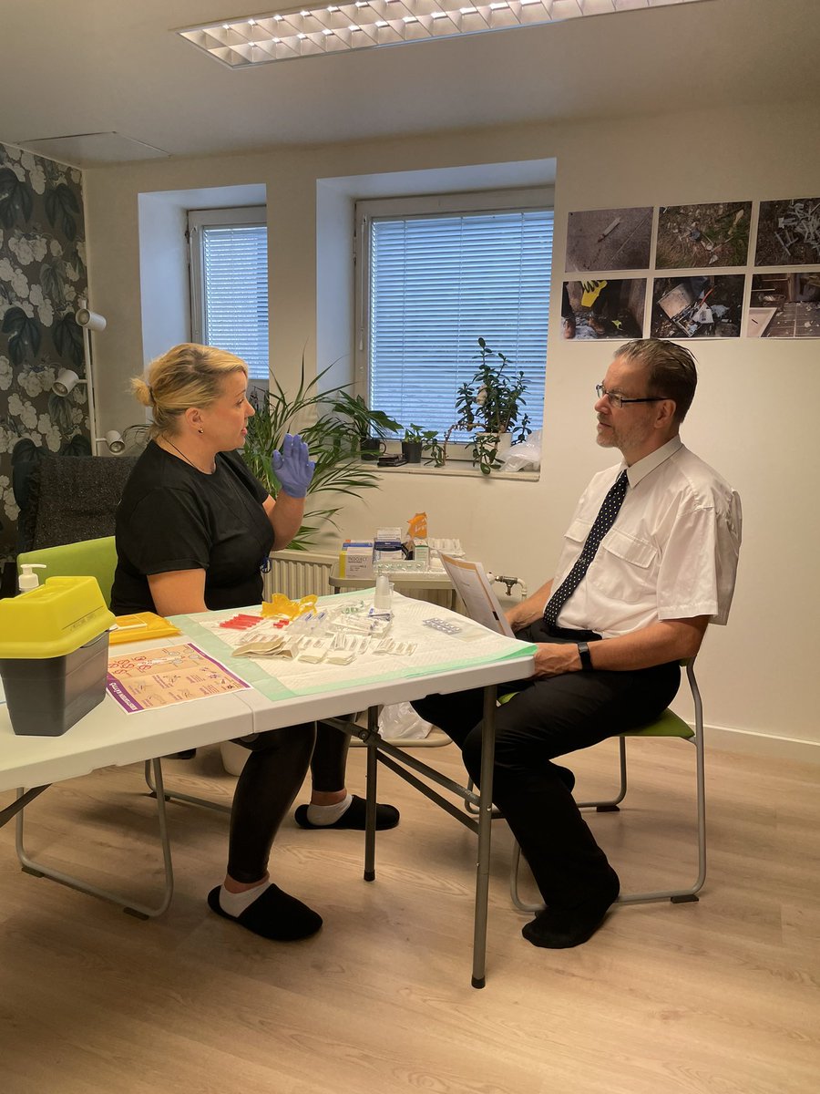 Annuska Dal Maso she/her (@annuskadm) on Twitter photo Tänään haittoja vähentävän työn päivässä peluutamme päättäjillä vieroitukseen pääsyn pakohuonepeliä ja kaupunkisuunnistusta päihteidenkäyttäjän näkökulmasta.
Pistohuonesimulaatio myös käynnissä.
Kuvissa <a href="/oula_silver/">Oula Silvennoinen</a> ja <a href="/EbelingMika/">Mika Ebeling | Helsinki</a> tutustumassa pistohuoneeseen. Tänään haittoja vähentävän työn päivässä peluutamme päättäjillä vieroitukseen pääsyn pakohuonepeliä ja kaupunkisuunnistusta päihteidenkäyttäjän näkökulmasta.
Pistohuonesimulaatio myös käynnissä.
Kuvissa <a href="/oula_silver/">Oula Silvennoinen</a> ja <a href="/EbelingMika/">Mika Ebeling | Helsinki</a> tutustumassa pistohuoneeseen.