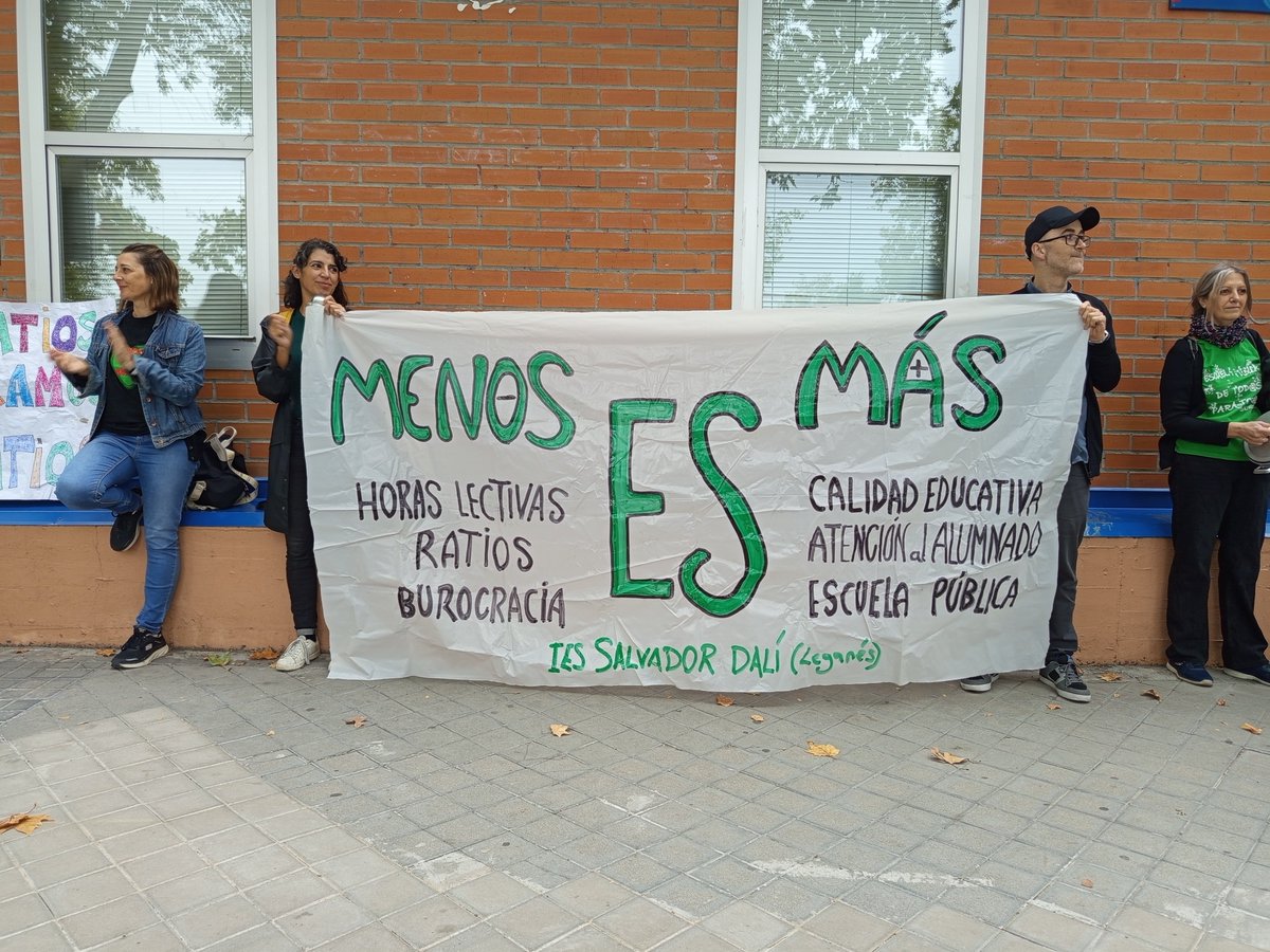 ECO_LEGANES's tweet photo. Concentración en la #DatSur de docentes en #huelga #EducaciónPública
18/23 @Menoslectivas
@stemstes @CGTMadrideduc @CNT_Villaverde https://t.co/E5Q55SLivZ