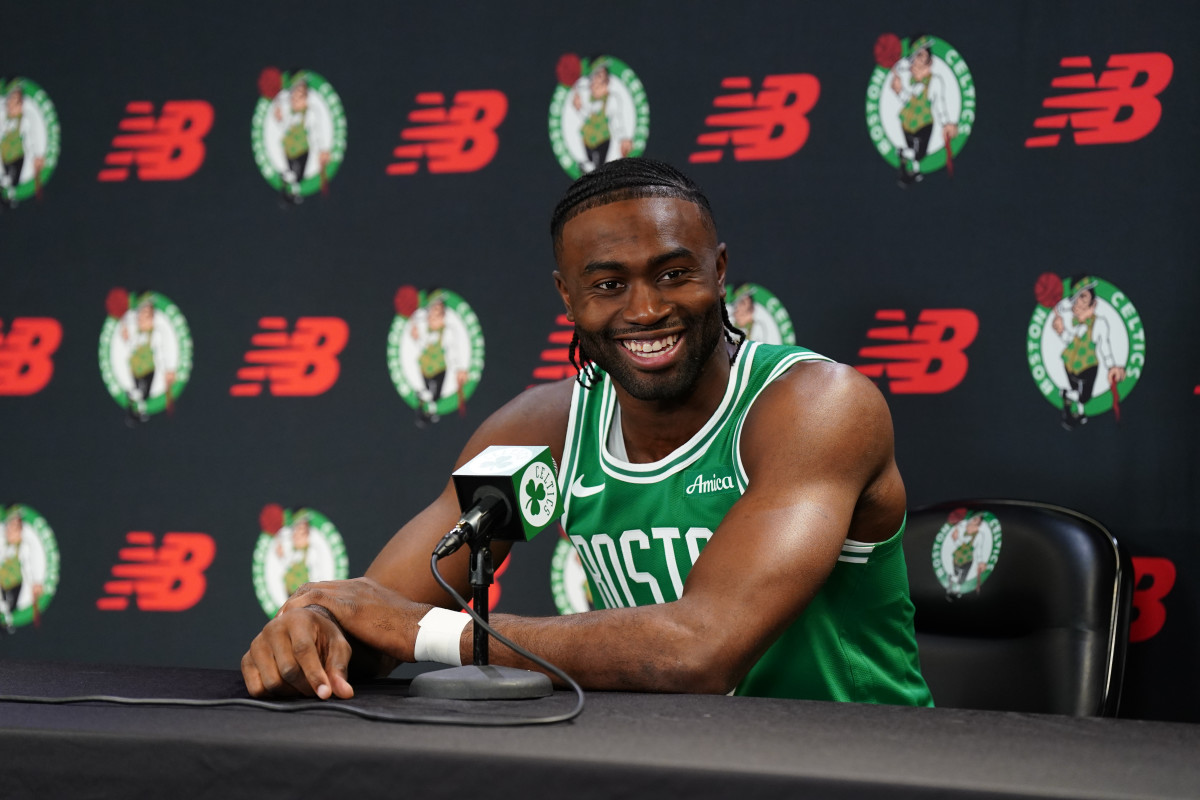 Jaylen Brown surgiu sem barba no Media Day dos Boston Celtics, mas a mudança de visual não foi uma opção estética. O novo "look" do MVP das Finais é apenas o resultado de ter tentado barbear-se com a mão esquerda, fontes confirmam à Gazeta de Freixo de Espada à Cinta.